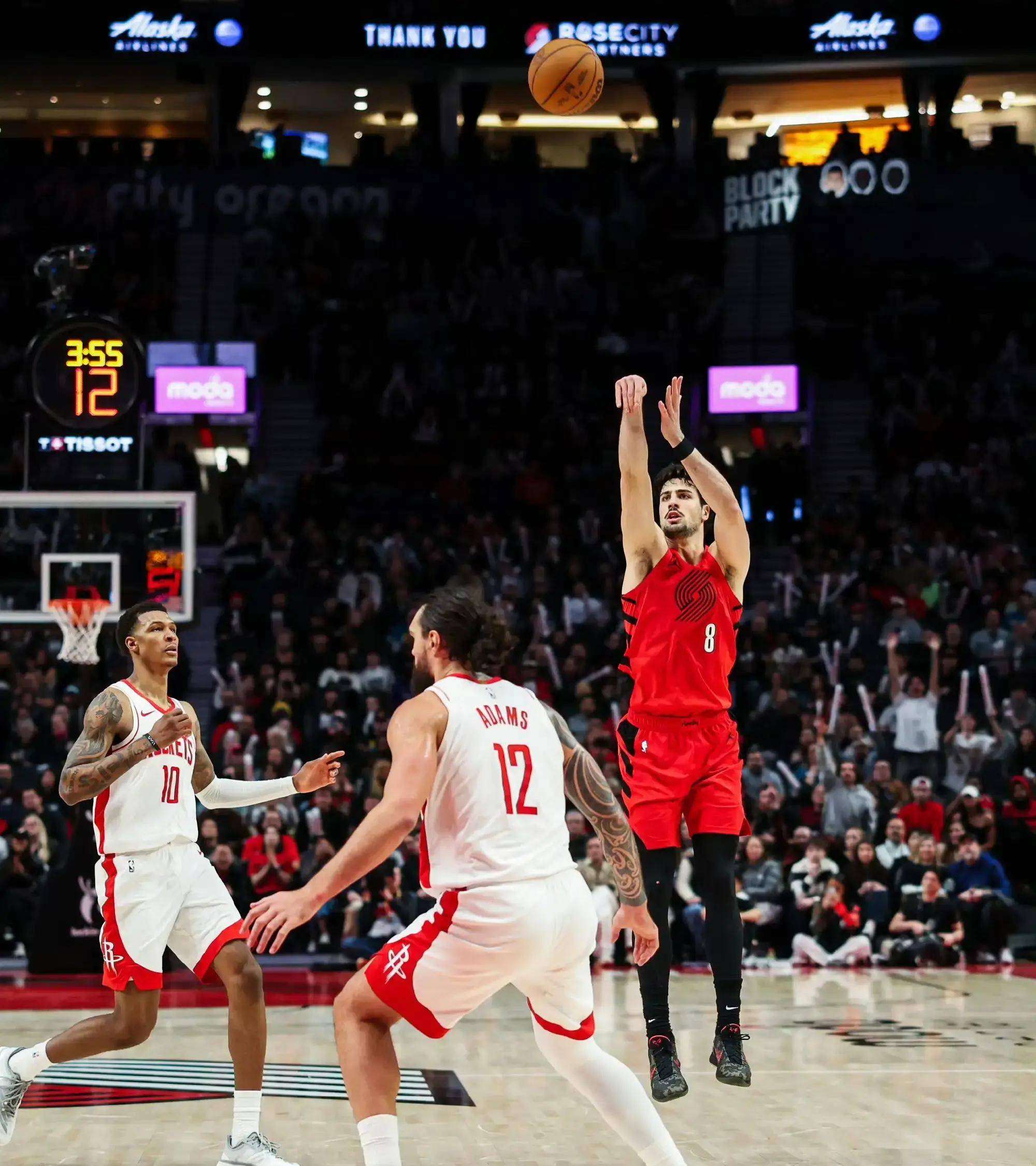 马赛训练开放日，加时末段调整名单引欢呼，NBA季后赛在即，轮换策略成焦点的简单介绍